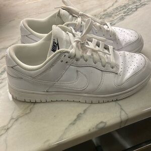 All white women nike dunks 7/10.